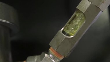 Metal endüstriyel tüpün içinde hızla dönen bir baloncuk.