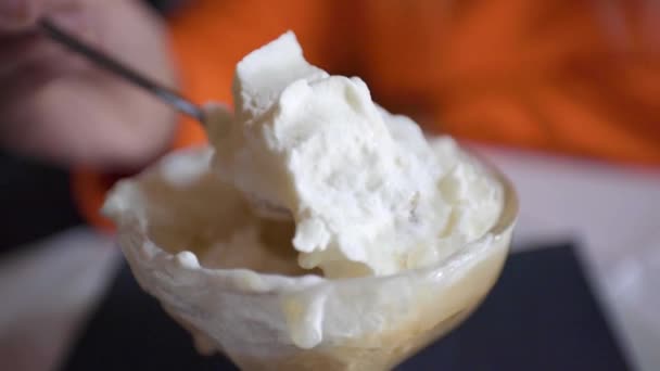 A close up of a piece of cake and ice cream on a plate — 비디오