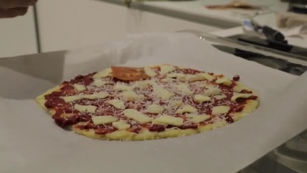 Una rebanada de pizza sentada encima de una mesa — Vídeos de Stock
