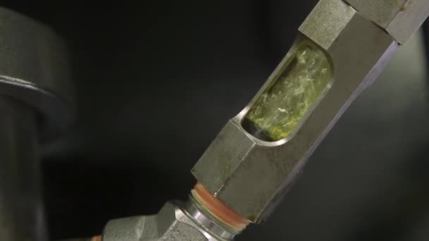 Пузыри быстро вращаются внутри металлической промышленной трубы — стоковое видео