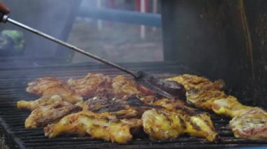 Izgarada bir dilim pizza
