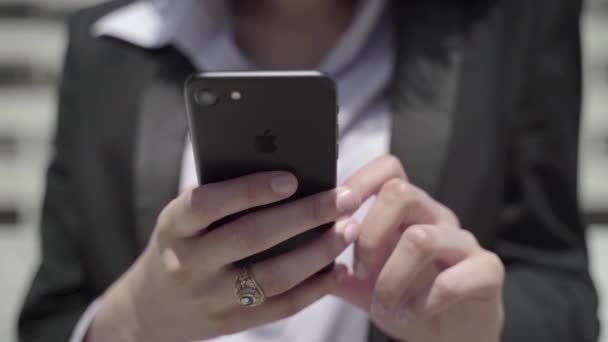 En hand som håller i en mobiltelefon — Stockvideo
