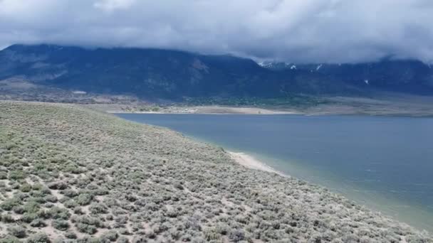 Un specchio d'acqua con una montagna sullo sfondo — Video Stock