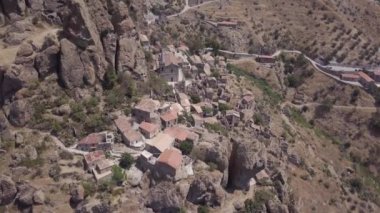 Arkasında dağ olan bir kanyon.