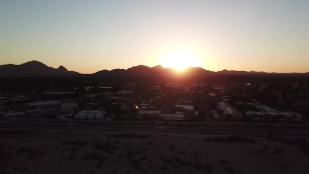 Un cartel frente a una puesta de sol — Vídeos de Stock