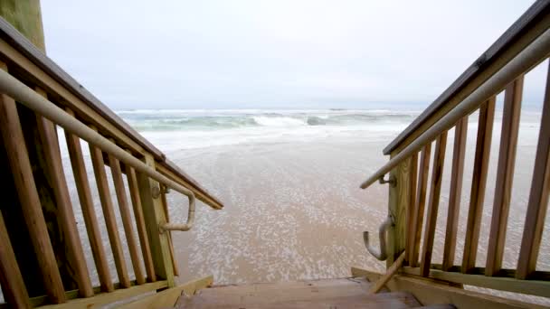 Tiro estático do topo da casa de praia passos olhando para a água a lavar-se na costa — Vídeo de Stock