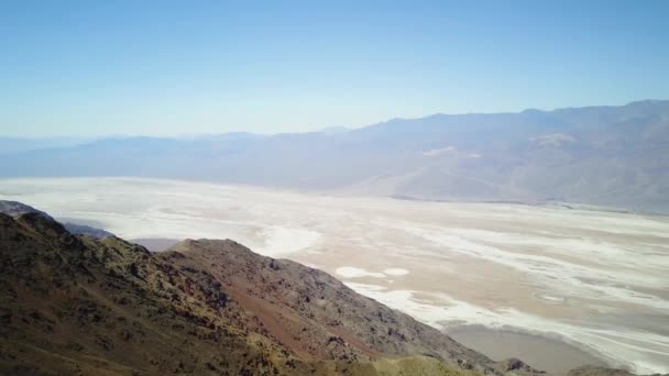 Una vista de una montaña rocosa — Vídeo de stock