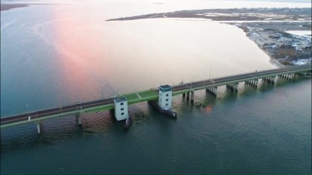 Un puente sobre un cuerpo de agua — Vídeos de Stock