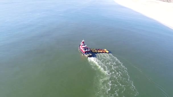 Tiro rotativo no rebocador barco reboque grandes logs — Vídeo de Stock