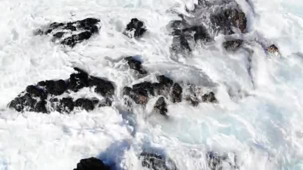 Uma pessoa montando uma onda em uma prancha de surf na neve — Vídeo de Stock