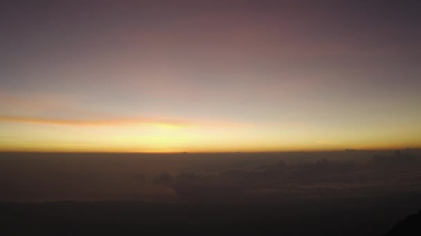 Un avión volando en el cielo — Vídeo de stock