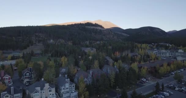 Een gebouw met een berg op de achtergrond — Stockvideo