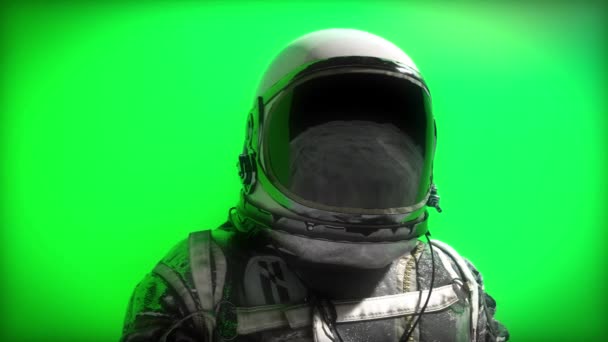 Un astronauta astronauta parado detrás de una pantalla verde — Vídeos de Stock