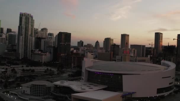 Zachód słońca w tle American Airlines Arena w Miami South Florida — Wideo stockowe