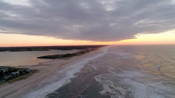 Tracking shot op prive-strand met prachtige zonsondergang — Stockvideo