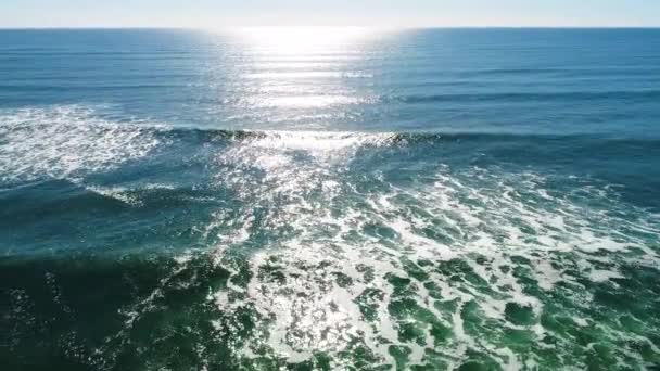 Disparo crescente em ondas no oceano e sol refletindo fora da água — Vídeo de Stock