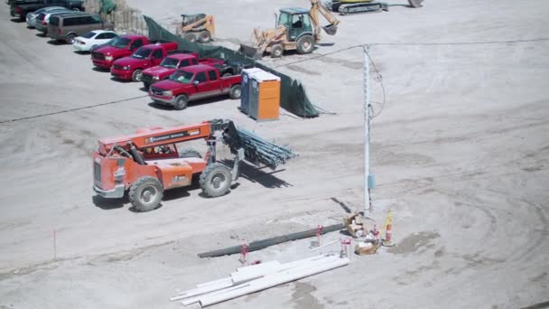 Een auto geparkeerd op een parkeerplaats — Stockvideo