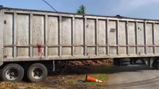 Un camión que está sentado al lado de un edificio — Vídeos de Stock