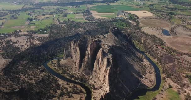 Rising away från Smith Rock State Park — Stockvideo