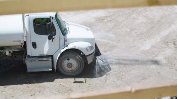 Un camión está estacionado delante de un coche — Vídeos de Stock