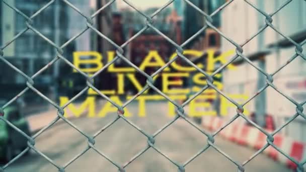 都市の空の都市の門黒の生活問題テキスト人種間の不正ラックフォーカス — ストック動画