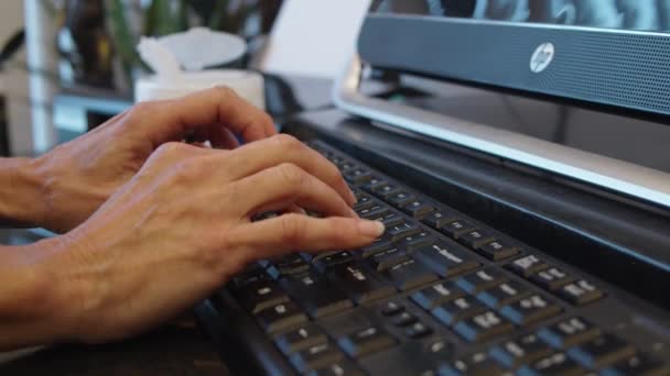 Een laptop op een toetsenbord — Stockvideo