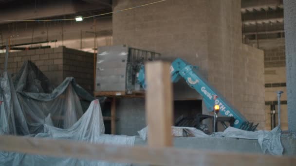 Un carrello elevatore in un magazzino che solleva un mucchio di blocchi di cemento su uno scaffale — Video Stock