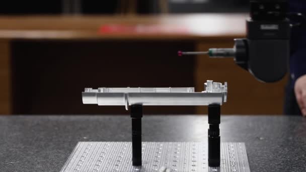 産業用ワークベンチの金属部品を検査する座標測定機プローブ — ストック動画