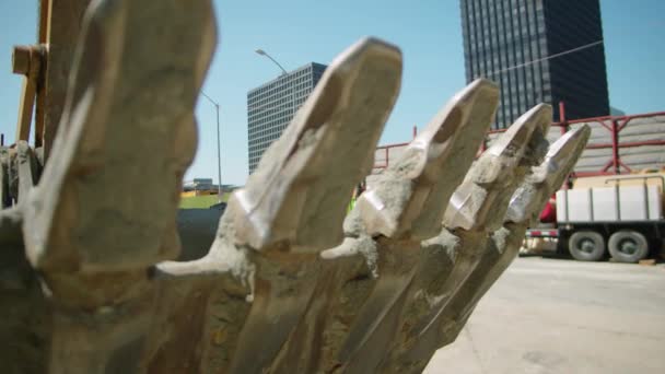 Wiadro z koparki pokryte brudem na placu budowy — Wideo stockowe