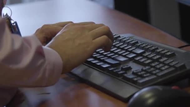 Uma pessoa sentada no teclado de um computador portátil — Vídeo de Stock