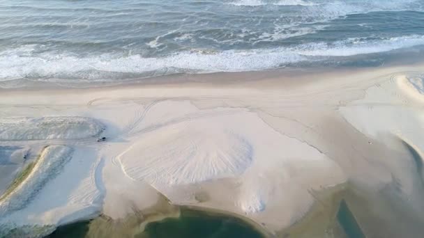 Піщаний пляж біля океану — стокове відео