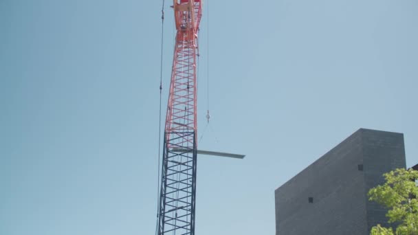 Ein Turm mit einem Schild an der Seite eines Gebäudes — Stockvideo