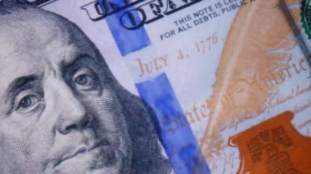 Mehrere Hundert-Dollar-Scheine in Nahaufnahme Benjamin Franklins — Stockvideo