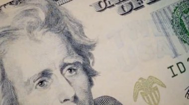 Andrew Jackson grafiğine iliştirilmiş 20 dolarlık bir banknot.
