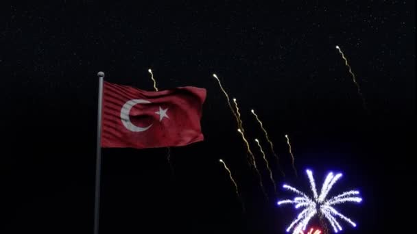 En Turkiet flagga vinka på natthimmel med fyrverkerier bakgrund — Stockvideo