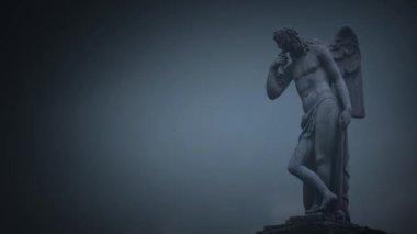 Kanatlı aşk meleği heykeli karanlık gökyüzüne tapar.