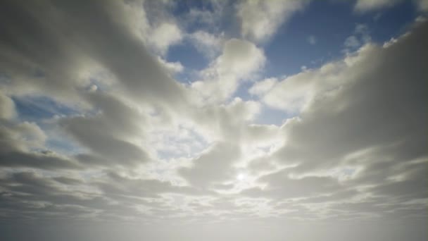Μια ρεαλιστική 3D κινούμενα διάσπαρτα σύννεφα πάνω από ηλιόλουστη μέρα — Αρχείο Βίντεο