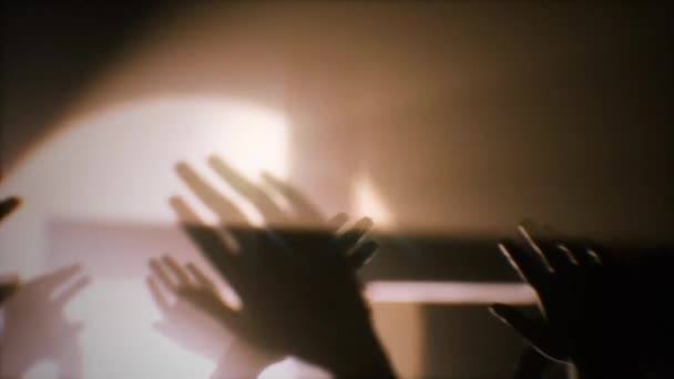 Sylwetka rąk w powietrzu, gdy ludzie czczą krzyż z bliska — Wideo stockowe