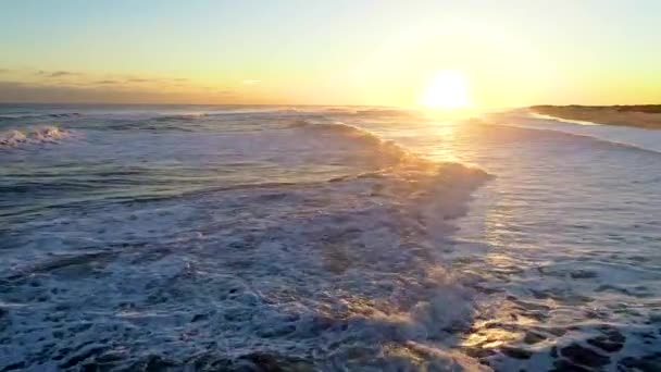 Západ slunce nad vodní hladinou — Stock video
