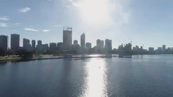 Stijgen richting Perth skyline van Swan River — Stockvideo