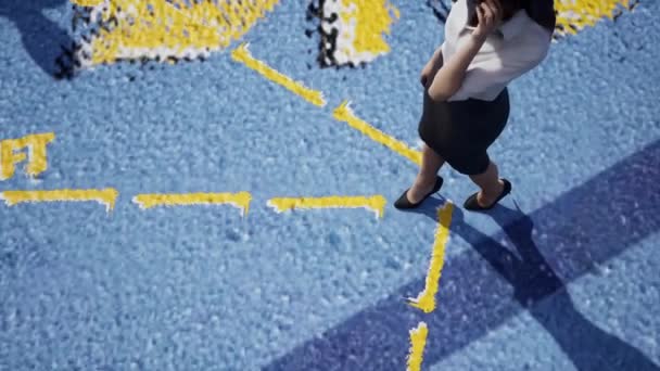 Un pueblo practicando distanciamiento social distanciamiento social escrito y dibujado sobre el terreno — Vídeo de stock