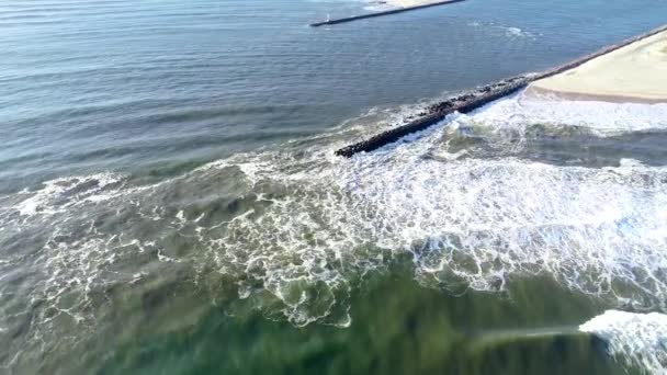 Чоловік їде хвилею над водою — стокове відео