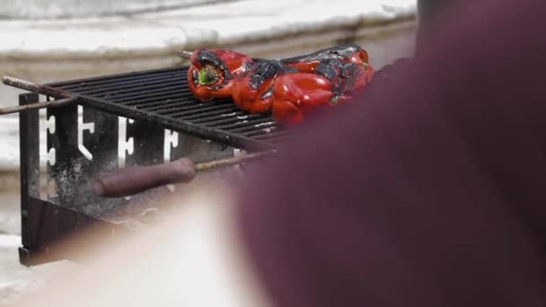 Un poivron rouge étant grillé sur le gril à l'extérieur — Video