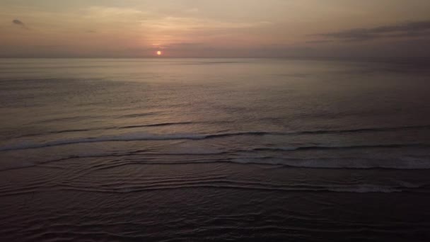 Příliv a odliv západu slunce na Bali — Stock video