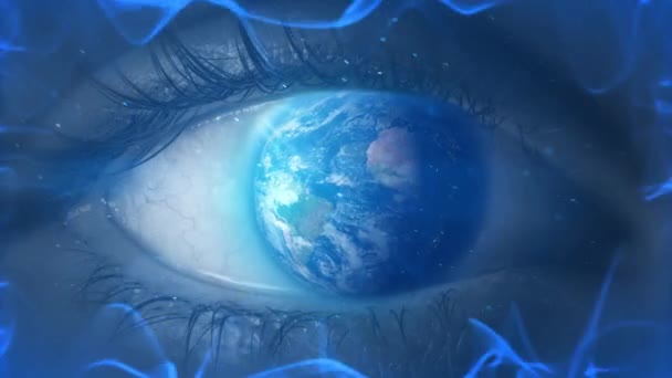 Modrá rotující země uvnitř duté oční bulvy s modrou aurorou a částicemi pohybu grafické pozadí — Stock video