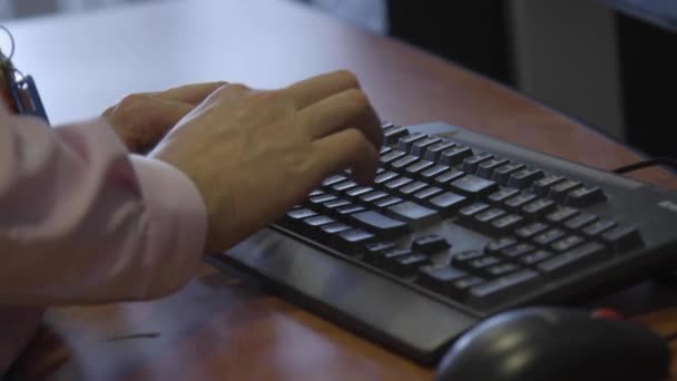 Una persona sentada en el teclado de un ordenador portátil — Vídeo de stock