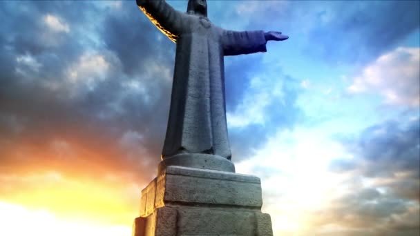 Uma estátua em um dia nublado — Vídeo de Stock