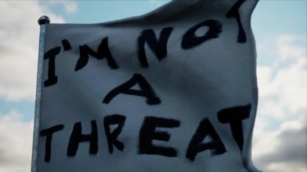 Белый флаг CGI с надписью "Я не представляю угрозы в районе силуэта крупным планом" — стоковое видео