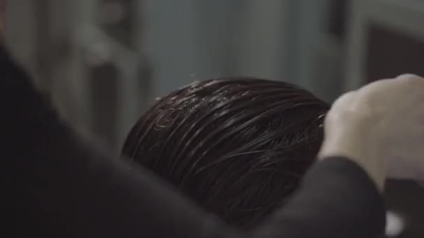 在美容院里，一个发型很像女人的特写镜头 — 图库视频影像