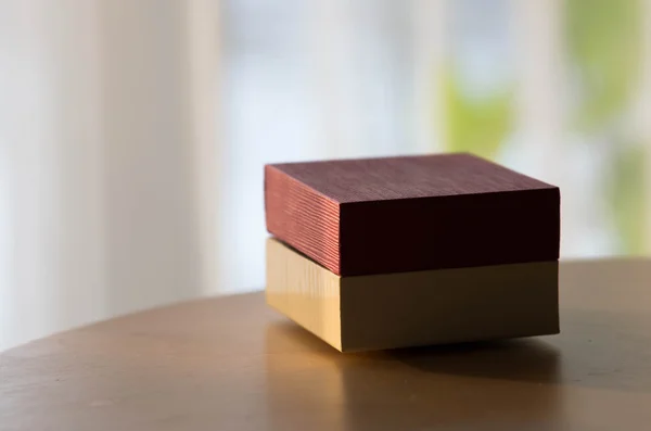 Caja de regalo sobre mesa de madera aislado fondo de luz — Foto de Stock